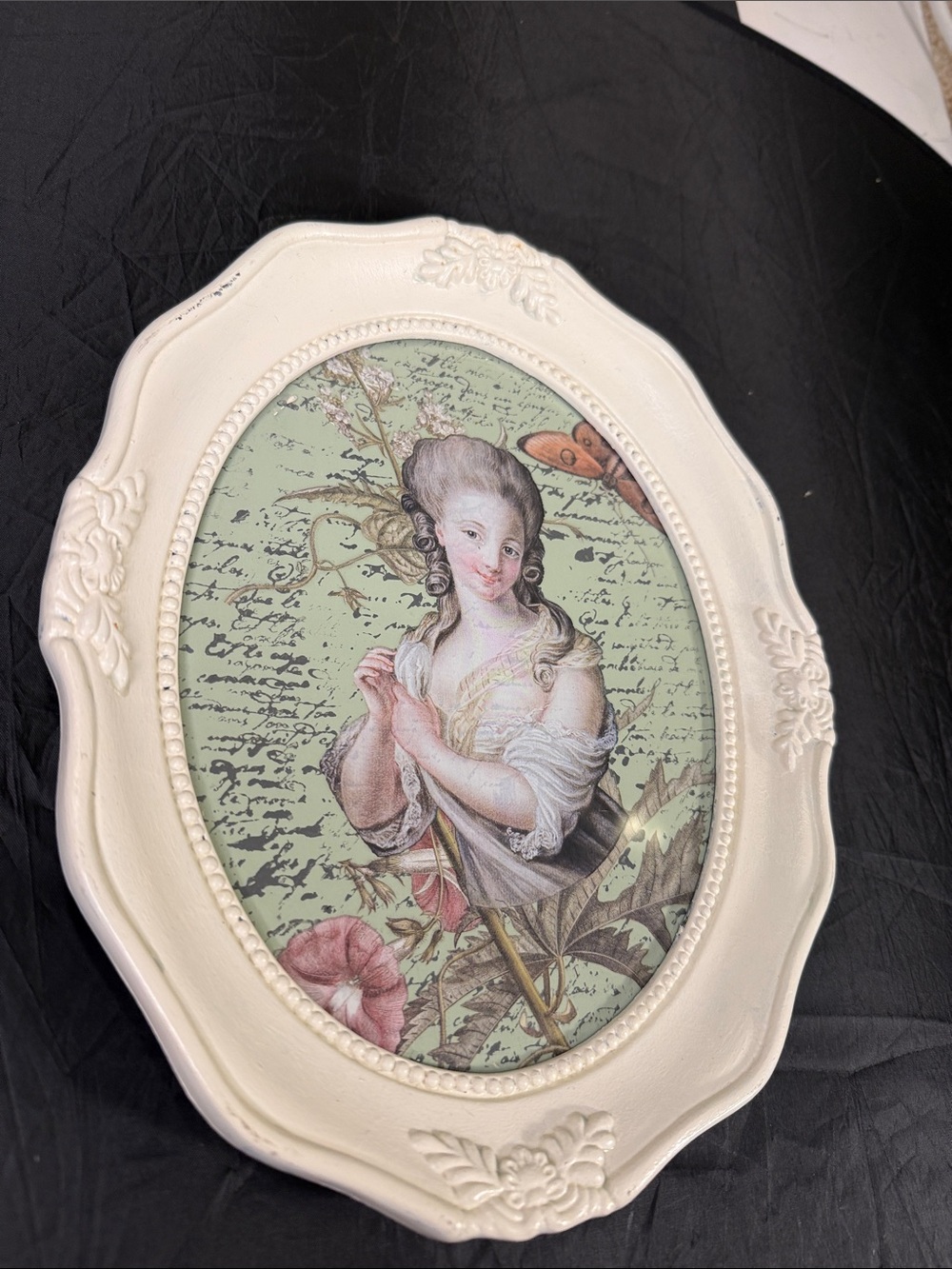 Vintage-Style Cream Oval Wall Plaque with Pastel Figurine Art